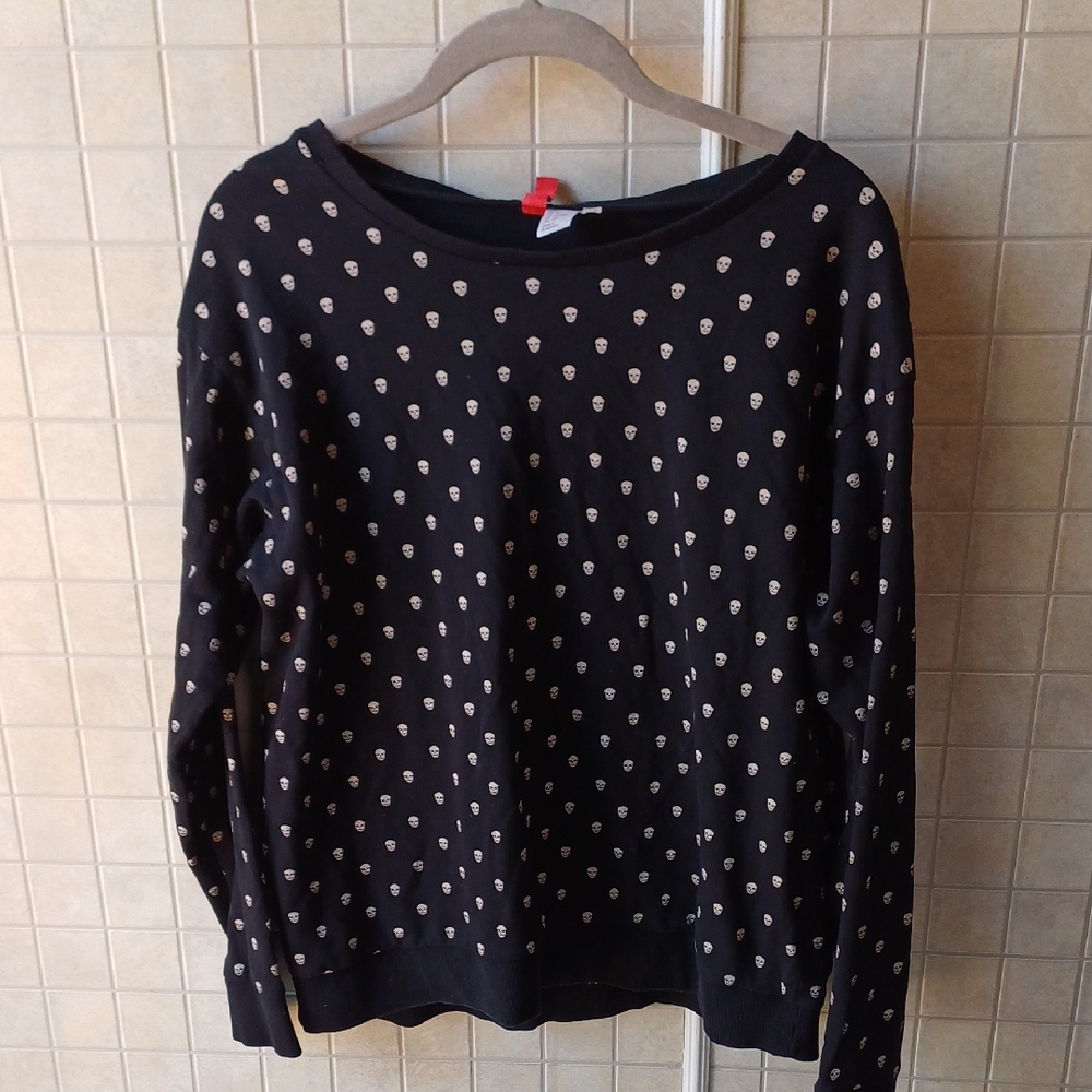 Divided Black Sweater With Skull Pattern